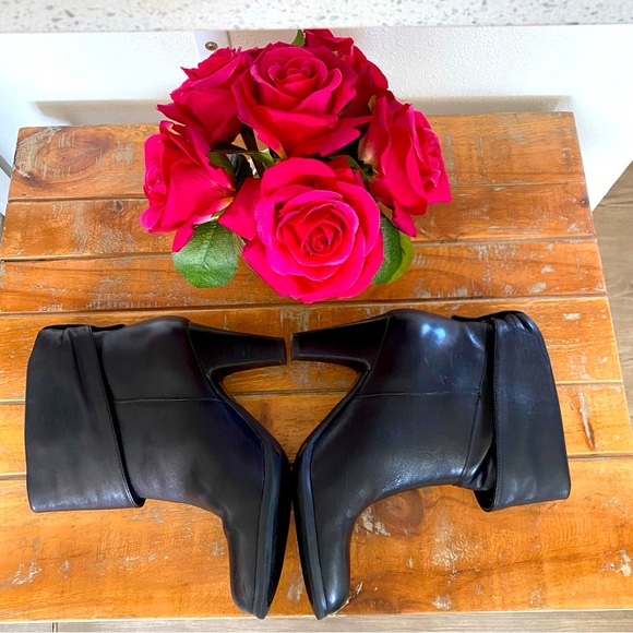 BCBG black Ankle Bootie (size 6)🌹 - Picture 5 of 12